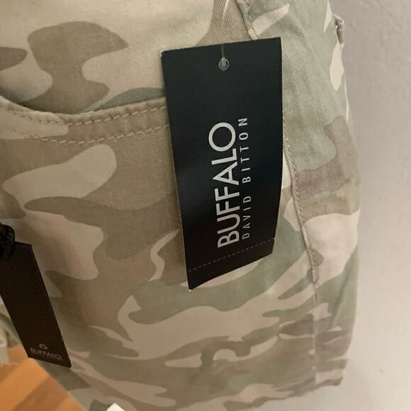 David Bitton sage camo shorts - Picture 2 of 4